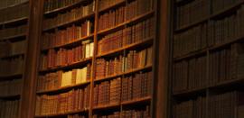 Image d'une bibliothèque remplie de livres anciens reliés cuir