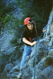 Une jeune fille grimpe à l'escalade en 1990